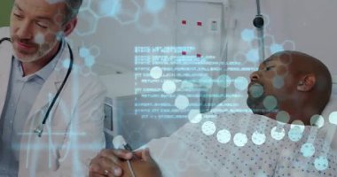 Doktor, sensörü tıklatıyor ve canlı moleküler kodu görselleştiriyor. Radyografiyi değerlendiriyor. Tıbbi teknoloji, klinik analiz, sağlık hizmetleri yeniliği, teşhis araçları, sağlık verileri, biyomedikal araştırmalar, geleceksel tıp