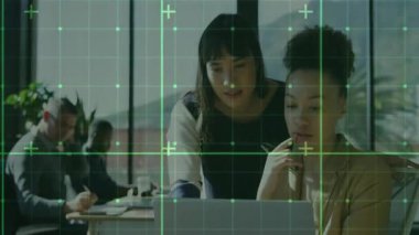 Yeşil şebeke dizüstü bilgisayarda iki iş arkadaşının iş verilerini gözden geçirmesini sağlıyor. İşbirliği, takım çalışması, modern ofis, profesyonel iletişim, beyin fırtınası, dijital çalışma alanı