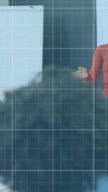 Ofiste toplanan çeşitli iş adamlarının finansal veri işleme animasyonları. Küresel iş, finans ve dijital arayüz kavramı dijital olarak oluşturulmuş video.