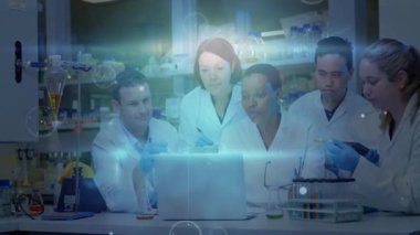 Araştırmacılar, deneyleri birbirine bağlayan veri düğümlerini incelerken dizüstü bilgisayara veri girişi ve laboratuvar örnekleri yerleştiriyorlar. Bilim, yenilik, teknoloji, işbirliği, analitik, modern, laboratuvar