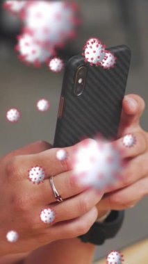 Kafkas formundaki akıllı telefon kullanarak maske takan kadınlara karşı yüzen çoklu covid-19 hücreleri. covid-19 salgın konsepti