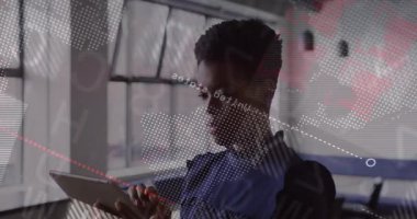 Kadın analist tableti pencereden kaldırıyor, iş görüşü için çizelgeleri tıklatıyor ve aşırıyor. Teknoloji, veri görselleştirme, profesyonel, modern, analitik, dijital arayüz, çalışma alanı