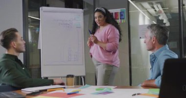 Sunucu, dijital verileri izleyen meslektaşlar olarak iş dünyası bar grafiğini ardı ardına çiziyor. İşbirliği, sunum, analitik, takım, şirket, veri görselleştirme, profesyonel