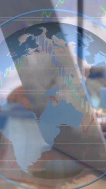 Bilgisayarı kullanan beyaz kadın hakkında finansal veri işleme ve istatistiklerin animasyonu. küresel iş, finans ve veri işleme kavramı dijital olarak oluşturulmuş video.