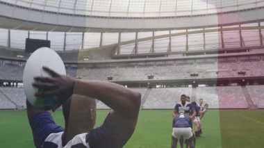 Rugby fahişesi sahada top fırlatıyor, atlamacı topu güvene alıyor ve koşucu hücum ediyor. Atletizm, takım çalışması, rekabet, açık hava, dinamik, strateji, atletizm