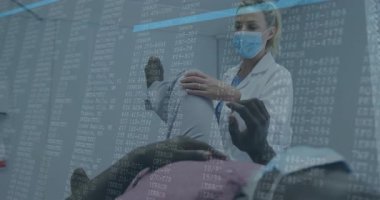 Maskeli kadın doktor, hareket kabiliyetini denerken sağlık verilerinin artmasını önlüyor. Tıbbi, tele sağlık, dijital, rehabilitasyon, sağlık, muayene, teknoloji