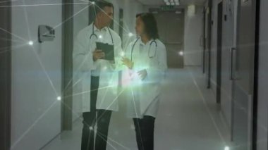 Hastane koridorunda yürüyen doktorlar, ortaya çıkan örtüler, dijital tablet verileri, kaybolan doktorlar. Tıbbi, yenilik, fütüristik, teknoloji, işbirliği, sağlık, bağlantı