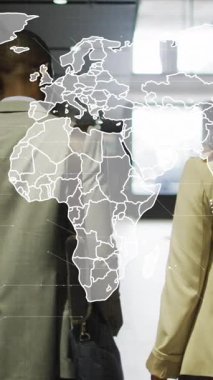 Ofisteki iş adamları üzerinde dünya haritası ve veri işleme animasyonu. Küresel iş, finans, bağlantılar, ağlar ve veri işleme kavramı dijital olarak oluşturulmuş video.