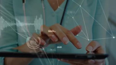 Doktor tıkırdatma tableti steteskopu gösteriyor. Hasta verilerini animasyon ağ çizelgeleri ile tarıyor. Sağlık, teknoloji, yenilik, teletıp, veri analizi, dijital arayüz, tıp mesleği