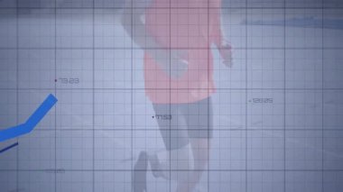 Erkek, sahil kenarında koşuyor. Smartwatch 'e bakıyor ve şeffaf ızgarada spor çizelgelerini örtüyor. Fitness, teknoloji, ilerleme, sağlık, performans, açık hava, analiz