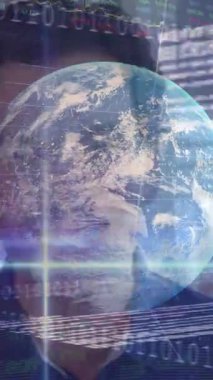 Kafkas işadamının gülümsemesi üzerine veri işleme animasyonu. Küresel iş ve dijital arayüz kavramı dijital olarak oluşturulmuş video.