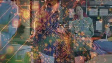 Ekose tişörtlü kadın, pazarlama tartışması yaparken hareketli çizelgeyi kaldırıyor. İşbirliği, takım çalışması, tartışma, beyin fırtınası, ofis, profesyonel, modern