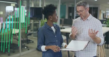 İş toplantılarında basılı veri raporunu ölçü ve çizgi grafikleri olarak tartışan iki meslektaş. İşbirliği, veri analizi, modernlik, dijital görselleştirme, takım çalışması, profesyonel tarz, iş iletişimi