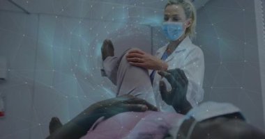 Klinikteki kadın doktor sol bacağını kaldırıyor dizini muayene ediyor ve yapay zeka değişimini etkinleştiriyor. Tıbbi, sağlık, teknoloji, tanı, fizyoterapi, dijital, profesyonel