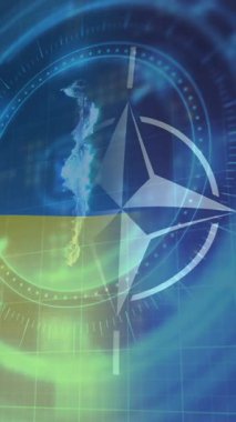 Ukrayna ve NATO 'nun bayrakları üzerinde mikroskop taraması ve yen sembolü. Ukrayna krizi ve uluslararası politika kavramı dijital olarak oluşturuldu.