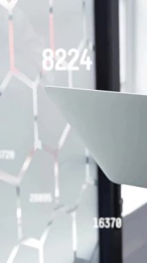 Ofisteki dizüstü bilgisayarla Afro-Amerikan iş adamının veri işleme animasyonu. Küresel iş, ofis, bilgisayar ve dijital arayüz kavramı dijital olarak oluşturulmuş video.