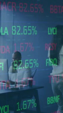 İş adamları üzerinde finansal veri işleme animasyonu. Küresel iş, finans, veri işleme ve hesaplama kavramı dijital olarak oluşturulmuş video.