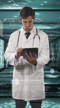 Erkek doktorun tablet, DNA, hücre ve tıbbi verilerle arka plandaki işlemler üzerinde yaptığı animasyon. Dijital ağ bilimi ve tıp konsepti dijital olarak oluşturuldu.