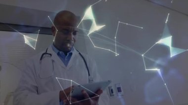 Doktor tableti tıklatıyor ve hasta verilerini incelemek için çokgen ağı etkinleştiriyor. Teknoloji, yenilik, teletıp, dijital, sağlık, fütürizm, bağlantı