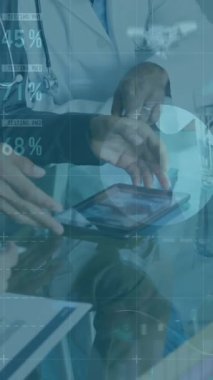 Çeşitli doktorlar üzerinde veri işleme animasyonu. küresel tıp, sağlık ve veri işleme kavramı dijital olarak oluşturulmuş video.