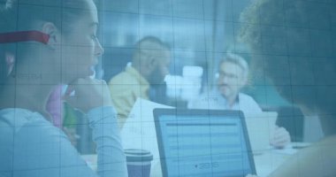 Ekip finans denetimini yönetirken kırmızı hat üstüne dizüstü bilgisayarı dinleyen bir kadın. İşbirliği, beyin fırtınası, iş kurma, analitik, profesyonel, takım çalışması, modern