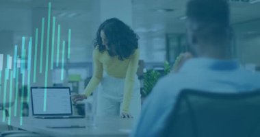 Dizüstü bilgisayara el koymak, iş verilerini canlandırılmış bar çizelgeleriyle sunan bir kadın iş arkadaşı. Şirket, işbirliği, analitik, çağdaş, profesyonel, motivasyon, sunum