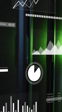 Bilgisayar sunucuları üzerinden veri işleme animasyonu. Küresel bağlantılar, bulut hesaplama ve veri işleme kavramı dijital olarak oluşturulmuş video.