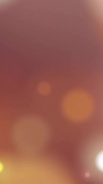 Yeşil arkaplanda hareket eden parlak ışık lekelerinin canlandırması. Renk, şekil, ışık ve hareket konsepti dijital olarak oluşturulmuş video.