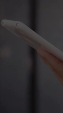 Akıllı telefon kullanan beyaz adamın elleri üzerinde kullanıcı fotoğraflarının animasyonu. Sosyal medya, veri işleme, ağ ve iletişim konsepti dijital olarak oluşturulmuş video.