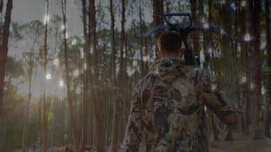 Avcı yaya çam yolu taşıyor ve ikili hologramların teknolojik şebekeler oluşturmasına neden oluyor. Macera, vahşi doğa, teknoloji, keşif, yenilik, açık hava, gizlilik