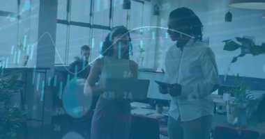 Dizüstü bilgisayarı açarak, kadın ve iş arkadaşı iş verilerini analiz ederek, üst üste bindirme grafiği dalgalanmalarını gösteriyorlar. İşbirliği, veri, analiz, takım çalışması, modern, profesyonel, dijital