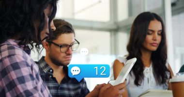 Ofis ekibinin dinleme cihazları ve iş iletişimi için artan animasyon sohbet sayısını takip etmesi. İşbirliği, teknoloji, üretkenlik, modern, iletişim, çalışma alanı, takım çalışması