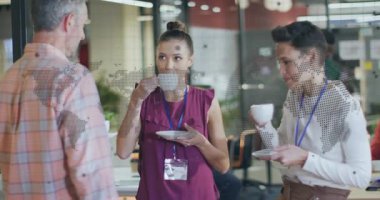 Meslektaşlar ofis kafeteryasında muhabbet etmeye başlıyor, kadınlar bardaklarını yudumluyor ve sohbet baloncukları gösteriyor. Profesyonel, gündelik, sosyalleşme, çalışma alanı, işbirliği, modern, dostane