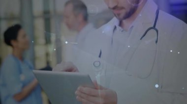 Doktor tableti tıkırdatıyor hastane koridorundaki hasta verilerini inceliyor, animasyon sahneleri tarıyor. Tıbbi, teknoloji, sağlık, yenilik, işbirliği, profesyonel, dijital