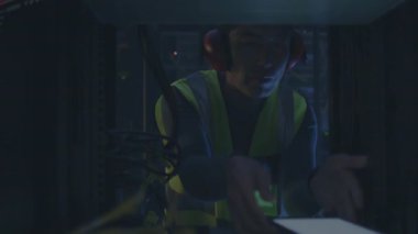 Koreli teknisyen dokunmatik ekranı tıklatıyor ve ağ verilerini izlerken Nmap port taramasını başlatıyor. Teknoloji, siber güvenlik, veri merkezi, ağ, dijital, altyapı, sanayi