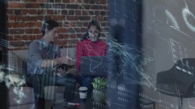 Tableti tıkırdatan erkek ve kadın iş analizi için dizüstü bilgisayarı açıyor. İşbirliği, teknoloji, yenilik, iletişim, dijital, kentsel, profesyonel