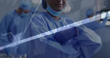 Cerrah kollarını açıp eldiven takarak kesmeye hazırlanırken veri akışı kesinliği artırıyor. Tıbbi, takım çalışması, yüksek teknoloji, yenilik, sağlık, tanı, klinik