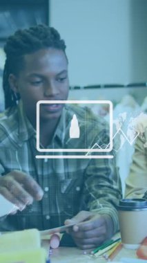 İstatistiksel veri işleme animasyonu. Ofiste birlikte tartışan çeşitli meslektaşlar hakkında. Bilgisayar arayüzü ve iş veri teknolojisi kavramı