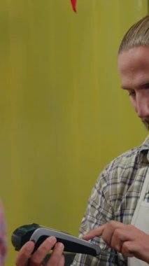 Pazartesileri ödeme terminali olan beyaz pazarlamacı üzerinden siber satış animasyonu. Çevrimiçi alışveriş, satış ve promosyon konsepti dijital olarak oluşturulmuş video.