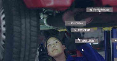 Garaj teknisyeni asansörün altında parlayan LED ışığı egzozu kontrol ediyor simgelerin belirmesine ve sonra kaybolmasına neden oluyor. Endüstriyel, bakım, teknoloji, mekanik, işçi, işçilik, hassasiyet