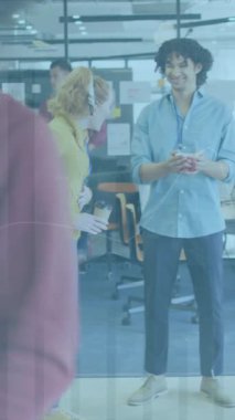 İş adamları üzerinde finansal veri işleme animasyonu. Küresel iş, finans, bilgisayar ve veri işleme kavramı dijital olarak oluşturulmuş video.