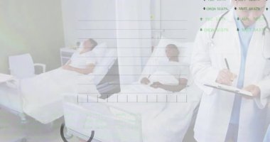 Doktor ve hemşire hastaların ilerlemesini ölçer ve grafikler azalırken inceliyor. Tıbbi, analitik, klinik, teknoloji, sağlık, veri görselleştirme, takım çalışması