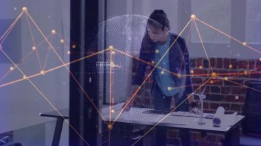 Ofis çalışanı, tasarım verilerini gösteren holografik grafik grafik grafik olarak planlara giriyor ve onları düzleştiriyor. Yenilik, mimari, teknoloji, tasarım, işbirliği, fütüristik, çalışma alanı