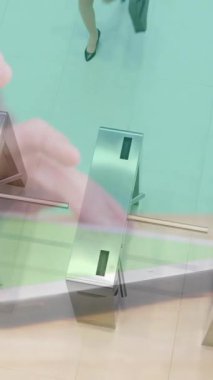 Turnikelerden geçen iş kadınlarının üzerinde tablet kullanan ellerin animasyonu. iş ve iletişim teknolojisi kavramı dijital olarak oluşturulmuş video.