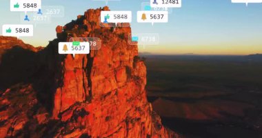 Uçurumun etrafında dönüp duran İHA 'lar sosyal simgelerin ortaya çıkmasına ve nişan haritası için numaraları güncellemesine neden oluyor. Kentsel, teknoloji, manzara, yenilik, bağlantı, dijital, fütüristik