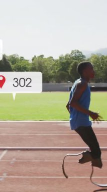 Çoklu bilgilendirme barlarının animasyonu, yarış pistinde koşan Afrikalı Amerikalı bir sporcu. Dijital kompozit, çoklu pozlama, sosyal medya hatırlatıcısı, fitness, engellilik, spor, rekabet.