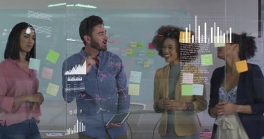 Ofis cam kurulunda not kağıtları ve çizelgelerle işbirliği yapan dört iş arkadaşı. İşbirliği, takım çalışması, yenilik, beyin fırtınası, veri analizi, şirket, modern ofis