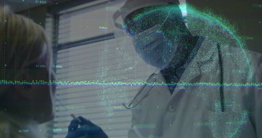 Laboratuvarda veri işleme görüntüsü eşleşen profesyonel sağlık testi. Laboratuvar, tanı, tıbbi teknoloji, veri analizi, yenilik, araştırma