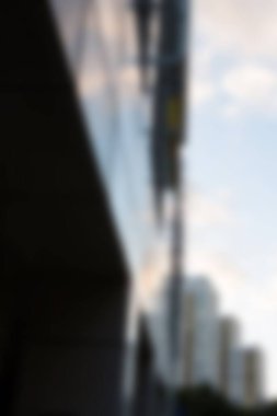 Gökyüzüne karşı modern binaların odaksız görüntüsü