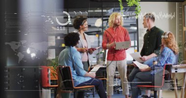 Beş kişilik ekip, dizüstü bilgisayarlı tablet baskılı kağıtlı sandalyeler saksı bitkileriyle birlikte ofiste işbirliği yapıyor. İşbirliği, takım çalışması, beyin fırtınası, modern, profesyonel, yenilik, iletişim